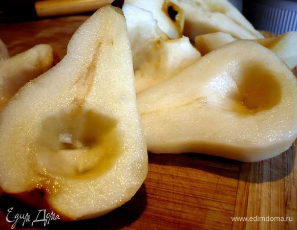 Я использовала достаточно крепкие груши, но не совсем жесткие. Очищаем их от кожуры и аккуратно от семян, разделив груши на половинки. Кожуру и семена не выбрасываем!!!