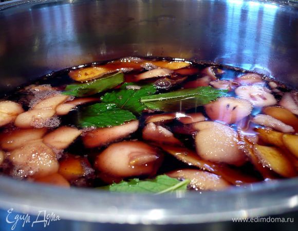 Добавляем в сотейник вино, воду, сахар, разрезанную вдоль палочку корицы, мяту и семена, а также кожуру груш. Перемешиваем. Доводим до кипения и варим на небольшом огне примерно 10 минут.