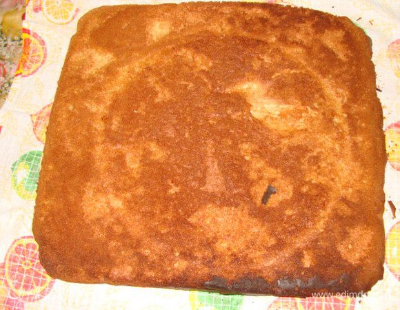 Как только бисквит испекся, сразу переворачиваем на вафельное  полотенце.