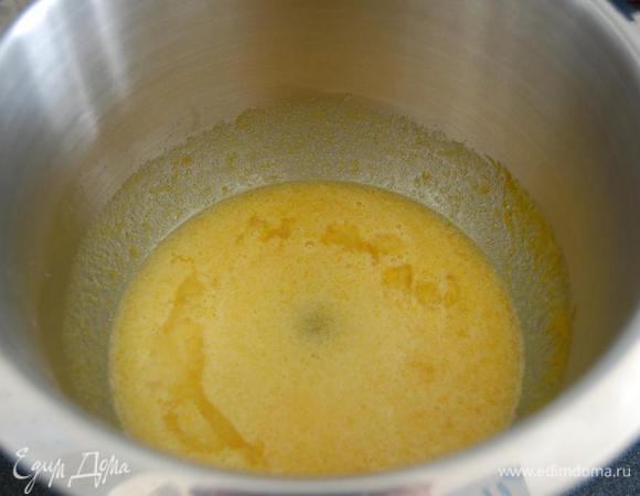 Сахарную пудру взбиваем с яйцами. 