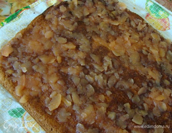 Когда рулет полностью остыл, аккуратно разворачиваем его. Пропитываем грушевым сиропом из варенья или фруктовым соком. Выкладываем кусочки сладкой мягкой груши. У меня было грушевое варенье-пятиминутка, кусочки были полутвердыми.