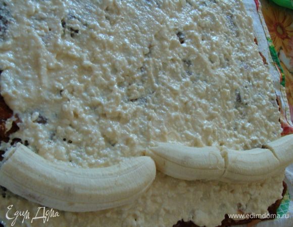 Творог и сливочное масло взбить, выложить сверху грушевого слоя. Положить целые бананы.