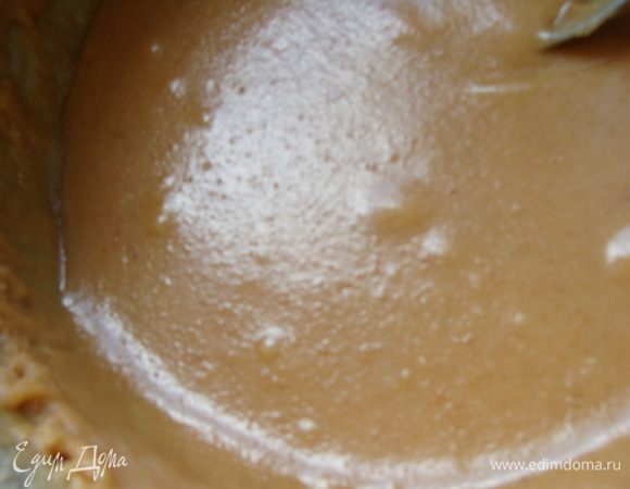 Варим карамель. Сахар высыпать в небольшую кастрюлю или ковш с толстым дном. Растопить на маленьком огне, добавить горячие сливки, очень аккуратно, лучше снять все с огня, потому что будут лететь брызги...

Здесь у меня произошла ошибка. Я смешала сливки и сахар сразу, поэтому при остывании карамель моя засахарилась. Но в холодильнике стояла вареная сгущенка, поэтому я взбила ее со сливочным маслом ( 50 г масла + 5 столовых ложек сгущенки) и намазала сверху. Получилось очень вкусно. Кто не любит карамель, можно ее заменить на вареную сгущенку.