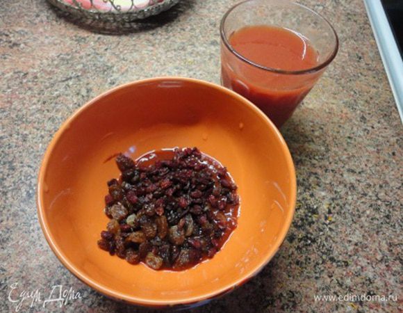 2.	Смешать изюм и барбарис с соусом, томатным соком ( у меня был домашний томатный сок, магазинный лучше не использовать вообще, ограничиться 1 стаканом вина) и вином.