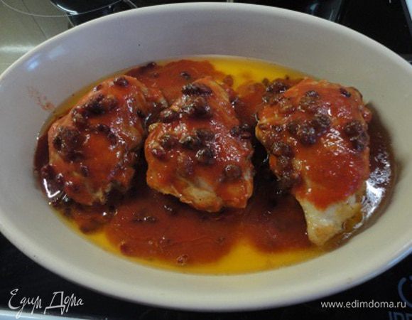 3.	В сковороде разогреть растительное масло и обжарить грудки со всех сторон.
4.	Куриные грудки выложить в форму для запекания (или оставить в сковороде, если у нее съемная ручка) и залить соусом. 
