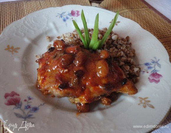 5.	Духовку разогреть до 200 градусов и запекать грудки 15 минут, затем снизить температуру до 170 градусов и еще запекать 15 минут. Подавать 