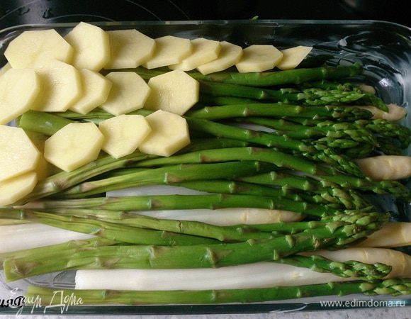 Картофель почистить и нарезать тонкими кружочками. Отложить в сторону 1 белую и 1 зеленую спаржу (для украшения). Выложить картофель и спаржу в 
смазанную маслом форму для запекания. Заметка: я бы порекомендовала спаржу нарезать на крупные куски или как минимум напополам, чтобы при подаче на стол было удобно доставать из формы.