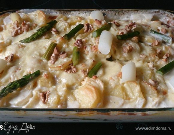 Вылить соус поверх спаржи. Запекать в предварительно разогретой до 200 градусов духовке 40 минут.