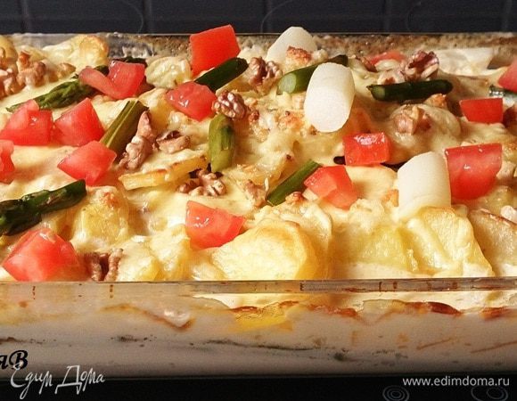 Помидор помыть, разрезать на 4 части. Удалить мякоть. Затем нарезать маленькими кубиками. Достать форму из духовки, посыпать сверху 
нарезанными помидорами. Приятного аппетита!