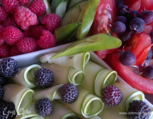 Помыла, порезала овощи, красиво разложила на тарелке. Посолила, поперчила, добавила оливковое масло и гранатовый соус. Теперь очередь за ягодами. Получилось очень аппетитно! Угощайтесь,  всем хватит!