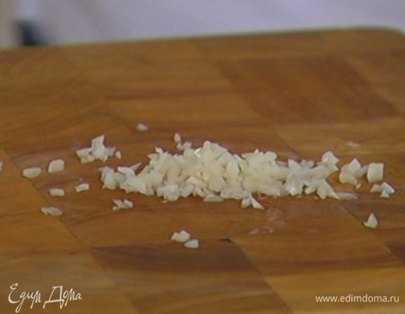 Чеснок почистить и мелко порубить.