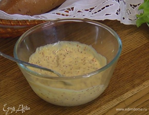 Перемешать 3–4 ст. ложки майонеза с измельченным чесноком и горчицей с зернышками.