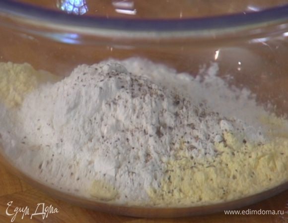 Соединить оба вида муки, соль и перец.