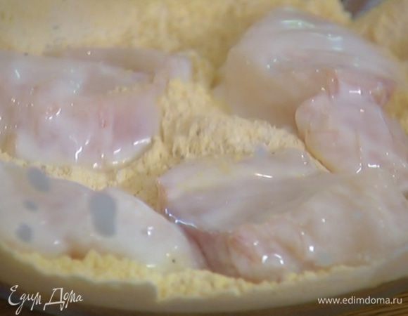 Рыбу нарезать небольшими кусочками, каждый кусочек опустить в кефир, а затем обвалять со всех сторон в муке.