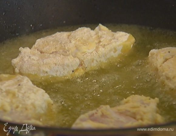 В глубокой сковороде разогреть оливковое масло и обжарить в нем кусочки рыбы со всех сторон до золотистой корочки — как во фритюре. Обжаренную рыбу выложить на бумажное полотенце, чтобы убрать излишки жира.