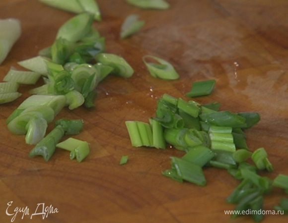 Зеленый лук мелко порезать.
