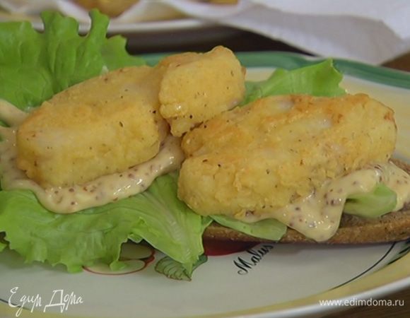 улку разрезать вдоль пополам, на одну половину поместить салатные листья, смазать майонезным соусом, выложить кусочки рыбы.
