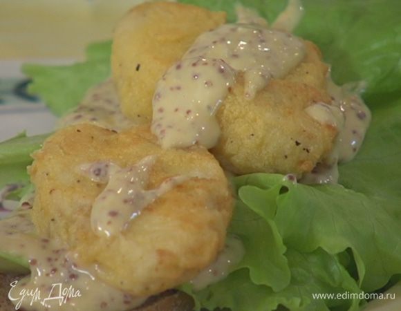 Еще немного смазать соусом, посыпать зеленым луком и накрыть второй половиной булки.