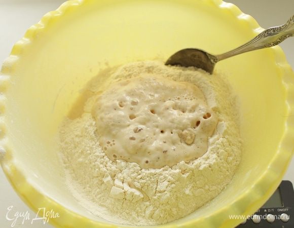 Присыпать мукой, дать постоять 15 минут.