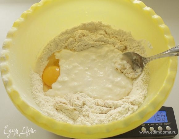 Добавить яйцо ,йогурт, 130 мл теплой воды, олив.масло ,семечки.