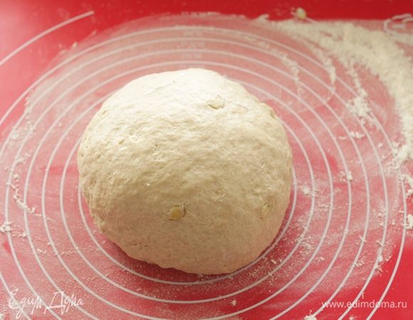 Замесить тесто ,накрыть и оставить подходить в теплом месте 40 минут.