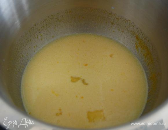 Постепенно добавляем растительное масло и молоко.