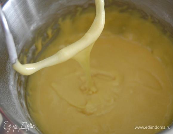 Перемешиваем до однородной массы .

Добавляем просеянную муку с разрыхлителем.