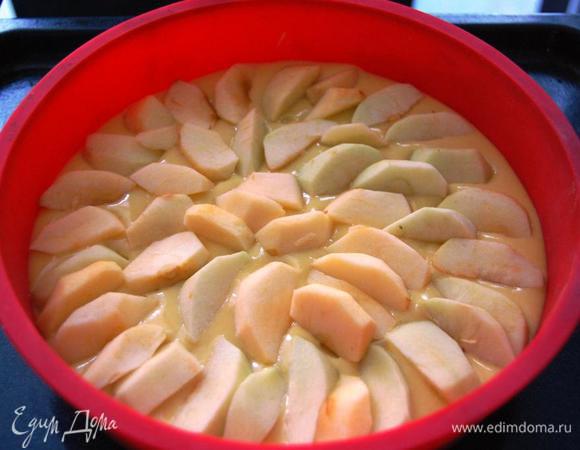 Готовое тесто выкладываем в форму: чем меньше диаметр формы, тем выше бортики, т.к. пирог поднимается. (у меня форма диаметром 24 см)

Яблоки очищаем, нарезаем ломтиками и выкладываем сверху на тесто. 