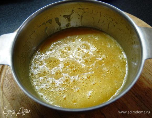 За 5 мин до окончания выпекания пирога, в заливку добавляем яйца. Тщательно перемешиваем.