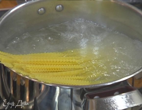 Мафальде отваривать в подсоленной воде на минуту меньше, чем указано на упаковке, затем воду слить и сохранить.