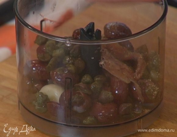 Приготовить оливковую пасту: в чаше блендера соединить оливки, каперсы, анчоусы, чеснок и пеперончино, поперчить, влить 2 ст. ложки оливкового масла и все взбить.