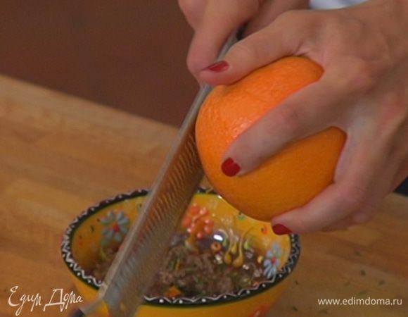 Цедру апельсина натереть на мелкой терке.