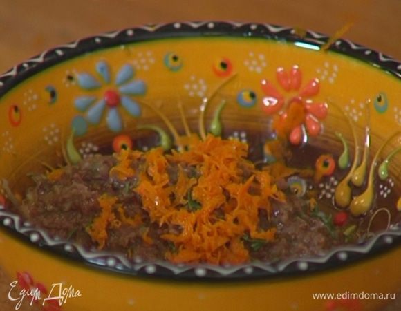 Натертую цедру соединить с 1 ст. ложкой оливковой пасты, добавить листья тимьяна, влить 1 ч. ложку оливкового масла и перемешать.