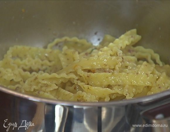 К горячим макаронам добавить оливковую пасту с цедрой и тимьяном, влить немного воды, в которой варились макароны, и все перемешать.