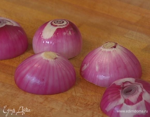 Лук почистить и разрезать поперек пополам.