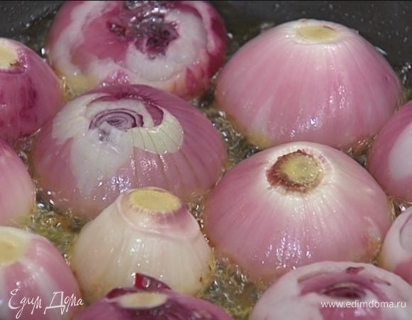 Разогреть в сковороде оливковое масло и 1 ст. ложку сливочного масла, выложить лук срезами вниз и дать ему слегка закарамелизироваться, затем накрыть крышкой и немного потомить.