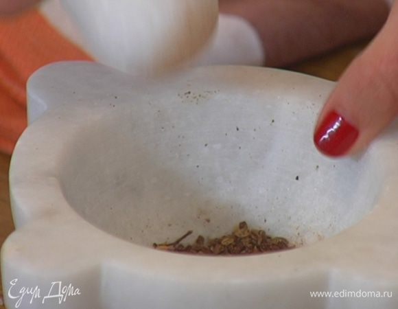 Оставшийся кайенский перец растереть в ступке.