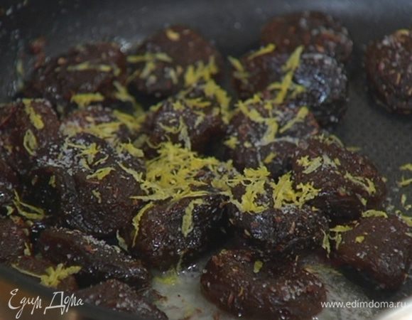 В отдельной сковороде разогреть оставшееся сливочное масло, выложить курагу, посыпать измельченным кайенским перцем, слегка посолить, добавить цедру лимона и перемешать.