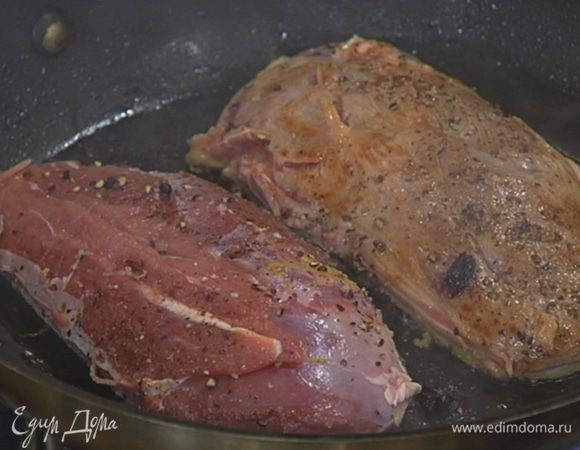 Разогреть сковороду, где жарился лук, выложить утиные грудки кожей вниз и обжаривать по 4–5 минут с каждой стороны до золотистой корочки.