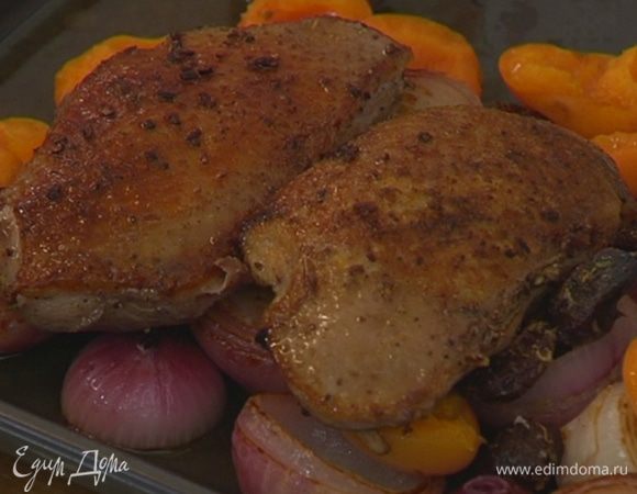Вынуть противень из духовки, выложить на лук с абрикосами обжаренные грудки кожей вверх и запекать еще 8‒10 минут.