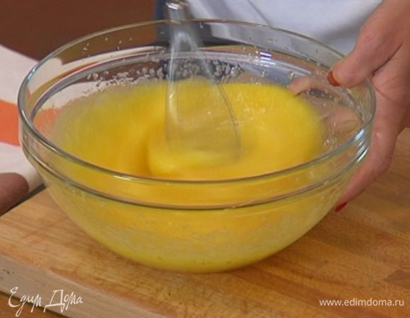 Яйца с сахаром взбить блендером.