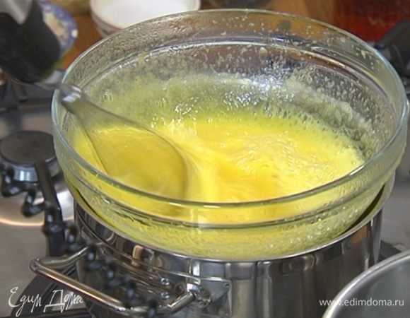 Поместить емкость с яйцами и сахаром на водяную баню и продолжать взбивать.