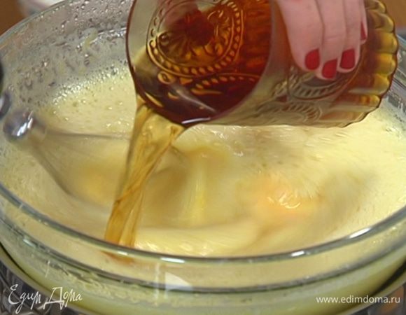 Не прекращая взбивать, небольшими порциями вливать марсалу. Заварить пышный, густой крем.