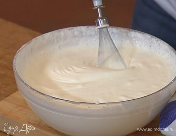 Сливки взбить блендером в крепкую пену.