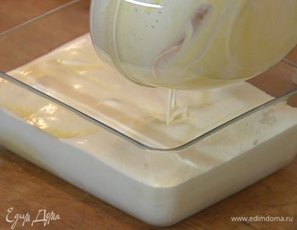 Взбитые сливки вмешать в крем, перелить массу в большой контейнер, накрыть крышкой и отправить в морозильник.