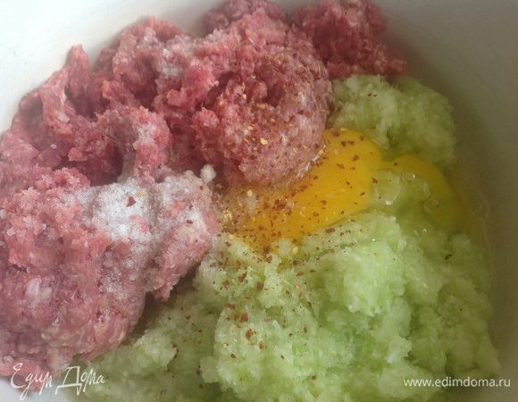 Овощи измельчите через мясорубку или как я блендером, добавьте фарш, яйцо, соль и перец. Перемешайте и отбейте фарш.