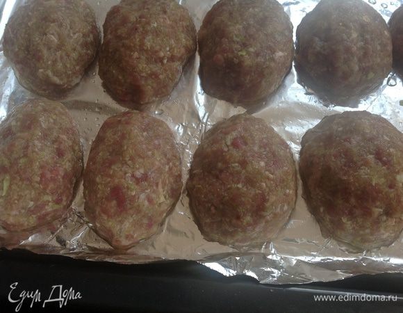 Противень застелите фольгой, смажьте растительным маслом. Сформируйте котлеты и выложите на противень. Выпекайте в духовке пока не подрумянятся, примерно 30-40 минут.