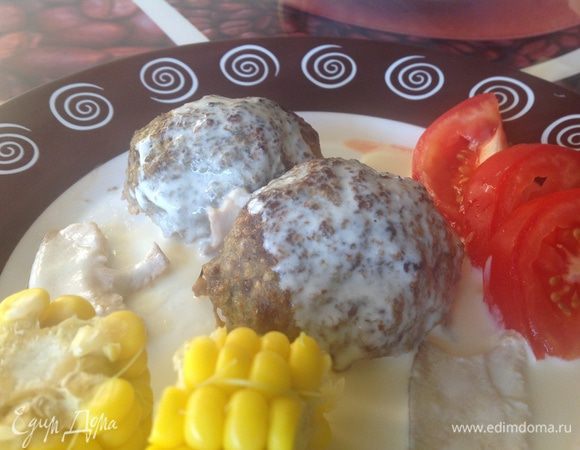 Подавайте котлеты полив соусом.