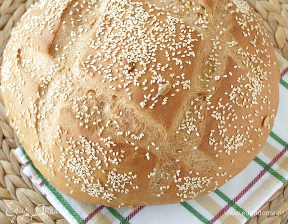 Выпекать в разогретой духовке 10 минут. Затем снизить температуру духовки до 200 градусов, выпекать хлеб до готовности еще 30-40 минут.
