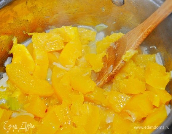 Кабачок очистить от кожуры и семян,нарезать произвольными кусочками.(у меня такое подозрение,что это кабачок скрещенный с тыквой,в народе зовётся тыквачок)Лук очистить,мелко нарезать.Разогреть в глубоком сотейнике масло,обжарит лук,помешивая.добавить кабачок-тыквачок,и тушить помешивая 10-15 минут,пока овощи не станут мягкими